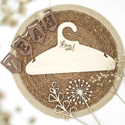 personalisierter Kleiderbügel graviert