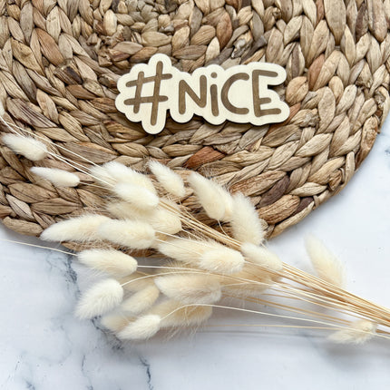 Schild - #NICE graviert