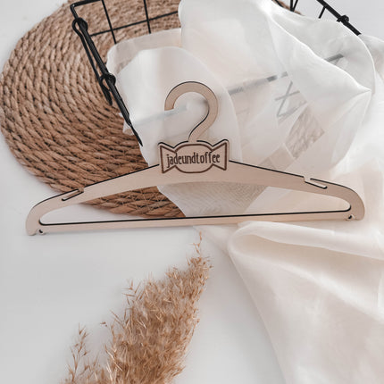 personalisierter Kleiderbügel graviert