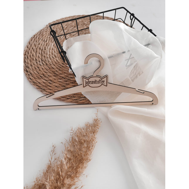 personalisierter Kleiderbügel graviert